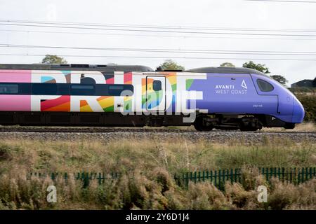 Avanti West Coast Pendolino Elektrozug in Pride Lackierung, Northamptonshire, Großbritannien Stockfoto