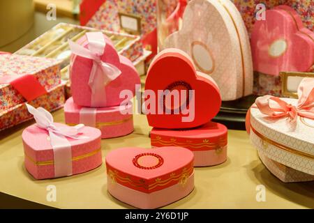 Geschenkboxen in Herzform auf einer Ladenpräsentation. Valentinstag-Konzept Stockfoto