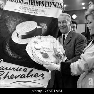 13. SEPTEMBER 1963 MAURICE CHEVALIER MIT EINEM KUCHEN ZUM 75. GEBURTSTAG. PARIS, FRANKREICH. Stockfoto