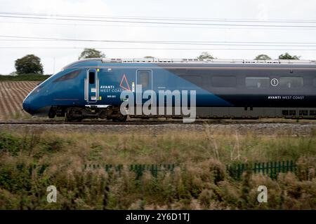 Avanti West Coast Class 805 Evero BI-Mode-Triebzug, Seitenansicht, Northamptonshire, Großbritannien Stockfoto