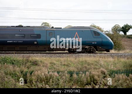 Avanti West Coast Pendolino Electric Train, Northamptonshire, Großbritannien Stockfoto