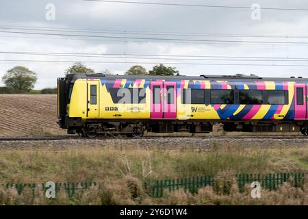 London Northwestern Railway Class 350 Elektrozug in Eurovision Song Contest Lackierung, Northamptonshire, Großbritannien Stockfoto