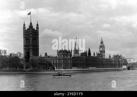 BLICK AUF DAS PARLAMENTSGEBÄUDE ÜBER DIE THEMSE IN LONDON; 12. SEPTEMBER 1963 Stockfoto