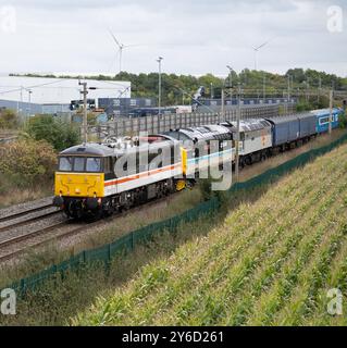 Elektrolokomotive der Baureihe 86 Nr. 86101, die einen Konvoi-Zug an DIRFT, Northamptonshire, Großbritannien, vorbeizieht Stockfoto