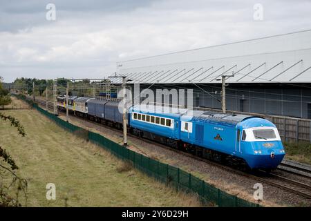 Ein Konvoi-Zug, der DIRFT, Northamptonshire, UK, überquert Stockfoto