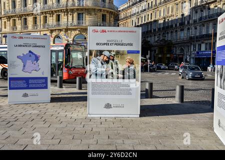 Marseille, Frankreich. September 2024. Allgemeine Betrachtung der Würfel der Gedenkausstellung zum 80. Jahrestag der Befreiung von Marseille auf dem Quai de la Fraternité in Marseille. Anlässlich der Gedenkfeier zum 80. Jahrestag der Befreiung von Marseille erzählt eine Gedenkausstellung in Form von Würfeln auf dem Quai de la Fraternité (Vieux-Port) Episoden der Rückeroberung der Stadt und zollt den Kämpfern von 1944 Tribut.anlässlich der Gedenkfeier zum 80. Jahrestag der Befreiung von Marseille, eine Gedenkausstellung in Th Stockfoto