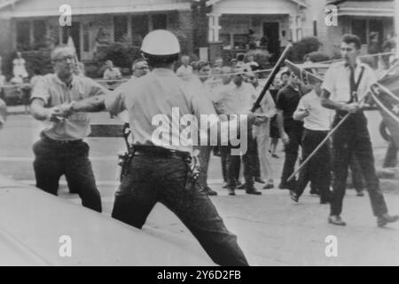 RASSENTRENNUNG POLIZIST BRINGT DINGE UNTER KONTROLLE IN BIRMINGHAM, ALABAMA; 6. SEPTEMBER 1963 Stockfoto