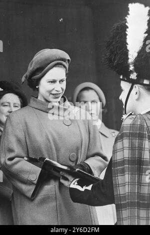 KÖNIGIN ELIZABETH II. BESUCHT HIGHLAND-SPIELE IN BRAEMAR, SCHOTTLAND; 6. SEPTEMBER 1963 Stockfoto