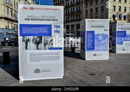 Marseille, Frankreich. September 2024. Allgemeine Betrachtung der Würfel der Gedenkausstellung zum 80. Jahrestag der Befreiung von Marseille auf dem Quai de la Fraternité in Marseille. Anlässlich der Gedenkfeier zum 80. Jahrestag der Befreiung von Marseille erzählt eine Gedenkausstellung in Form von Würfeln auf dem Quai de la Fraternité (Vieux-Port) Episoden der Rückeroberung der Stadt und zollt den Kämpfern von 1944 Tribut.anlässlich der Gedenkfeier zum 80. Jahrestag der Befreiung von Marseille, eine Gedenkausstellung in Th Stockfoto