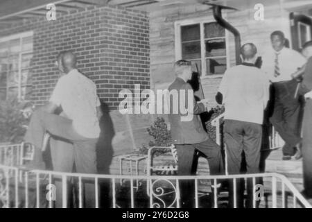 RASSENTRENNUNG POLIZIST BRINGT DINGE UNTER KONTROLLE IN BIRMINGHAM, ALABAMA; 6. SEPTEMBER 1963 Stockfoto