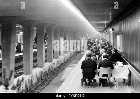 ABENDESSEN IN DER U-BAHN IN ROTTERDAM, HOLLAND; 6. SEPTEMBER 1963 Stockfoto