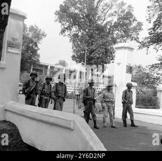 VIETNAMKRIEG SÜDVIETNAMESISCHE TRUPPEN VOR DEM US-INFORMATIONSDIENST IN SAIGON ; 5. SEPTEMBER 1963 Stockfoto