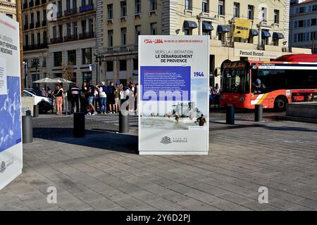 Marseille, Frankreich. September 2024. Allgemeine Betrachtung der Würfel der Gedenkausstellung zum 80. Jahrestag der Befreiung von Marseille auf dem Quai de la Fraternité in Marseille. Anlässlich der Gedenkfeier zum 80. Jahrestag der Befreiung von Marseille erzählt eine Gedenkausstellung in Form von Würfeln auf dem Quai de la Fraternité (Vieux-Port) Episoden der Rückeroberung der Stadt und zollt den Kämpfern von 1944 Tribut.anlässlich der Gedenkfeier zum 80. Jahrestag der Befreiung von Marseille, eine Gedenkausstellung in Th Stockfoto