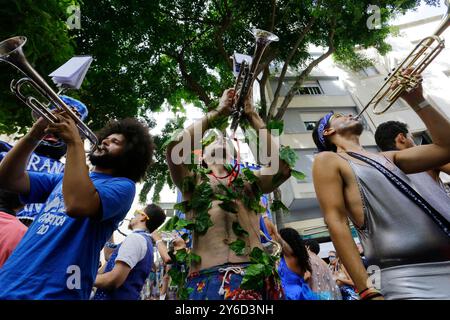 Sao Paulo, SP, Brasilien - 24. Februar 2020: Männer spielen Trompeten während der Charanga do Franca Carnival Block Party in den Straßen der Innenstadt von SP. Stockfoto