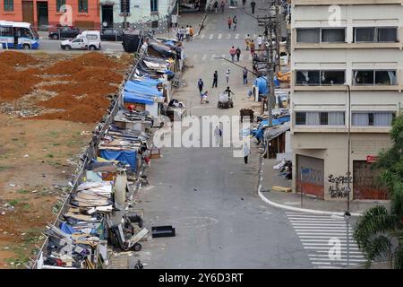 Sao Paulo, SP, Brasilien - 12. Januar 2014: Improvisierte Hütten füllen die Straße in einem von Drogenabhängigen bewohnten Stadtteil, bekannt als Crackland, Stockfoto