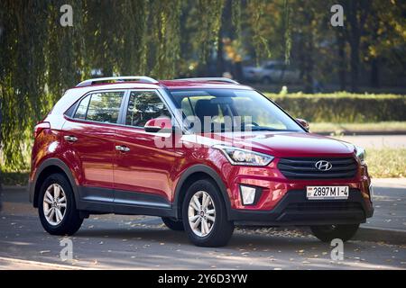 Minsk, Weißrussland - 18. September 2024: Hyundai Creta Premium 1. Generation vor Facelift-SUV 2014 2021 rot Metallic vorn Dreiviertelansicht geparkt in s Stockfoto