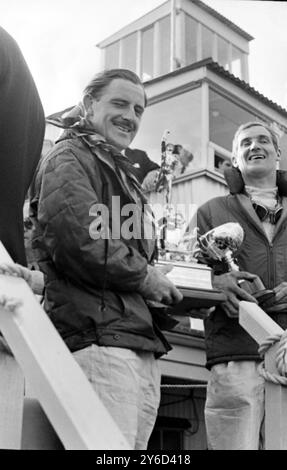 GRAHAM HILL GEWINNT TOURISTENTROPHÄE IN FERRARI IN GOODWOOD, ZWEITER MIKE PARKES / ; 26. AUGUST 1963 Stockfoto