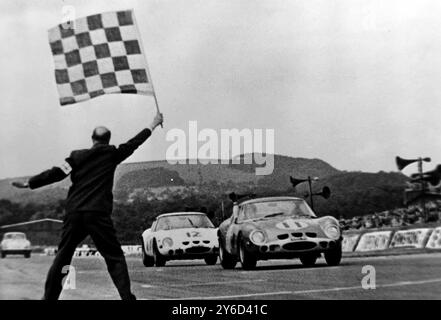 GRAHAM HILL GEWINNT TOURISTENTROPHÄE IN FERRARI IN GOODWOOD / ; 24. AUGUST 1963 Stockfoto