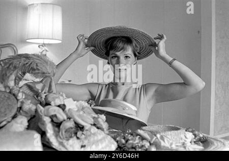 23. AUGUST 1963 JULIE ANDREWS IN IHREM HAUS IN HOLLYWOOD, LOS ANGELES, KALIFORNIEN, USA. Stockfoto