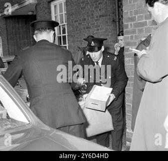 GROSSER ZUGRAUB, POLIZEI BELADEN BOXEN MIT GELD IN DORKING; 16. AUGUST 1963 Stockfoto