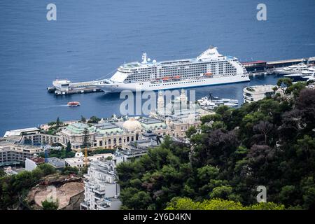 Beausoleil (Südostfrankreich): Blick auf den Hafen von Monaco von der Autobahn A10. Seven Seas Voyager, Kreuzfahrtschiff für Regent Seven Seas Cruises, mit Th Stockfoto