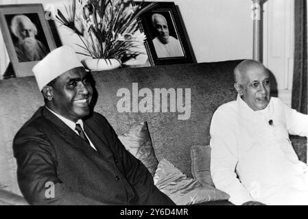 INDISCHER PREMIER PANDIT JAWAHARLAL NEHRU MIT ABDIRASHID ALI SHERMARKE IN NEU-DELHI, INDIEN; 16. AUGUST 1963 Stockfoto