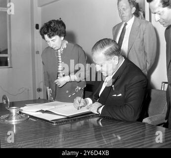 ATOMTESTVERBOT - MOHAMMED YOUSUF AUS PAKISTAN UNTERZEICHNET VERTRAG IN LONDON / ; 14. AUGUST 1963 Stockfoto