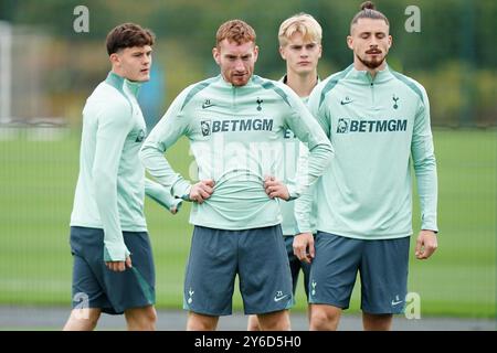 Tottenham Hotspur's Dejan Kulusevski (Mitte links) und Radu Dragusin (rechts) während eines Trainings auf dem Hotspur Way Training Ground, London. Bilddatum: Mittwoch, 25. September 2024. Stockfoto