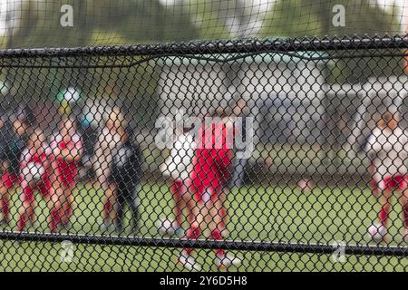 Mädchen spielen ein Fußballspiel in Vancouver, Kanada. Mädchen High School Football. Kanadischer Mädchenfußball. Frauenfußball. Fußballliga. Ziel nach Netz. Frauen Stockfoto