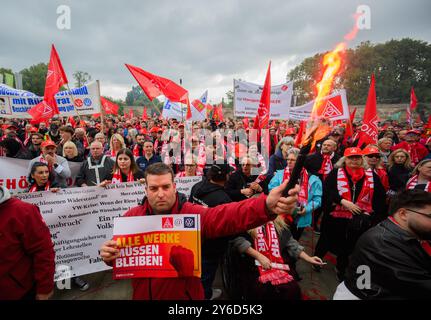 Hannover, Deutschland. September 2024. Volkswagen-Mitarbeiter demonstrieren vor Schloss Herrenhausen vor Beginn der Tarifverhandlungen zwischen Volkswagen und IG Metall. Quelle: Julian Stratenschulte/dpa/Alamy Live News Stockfoto