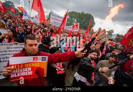 Hannover, Deutschland. September 2024. Volkswagen-Mitarbeiter demonstrieren vor Schloss Herrenhausen vor Beginn der Tarifverhandlungen zwischen Volkswagen und IG Metall. Quelle: Julian Stratenschulte/dpa/Alamy Live News Stockfoto