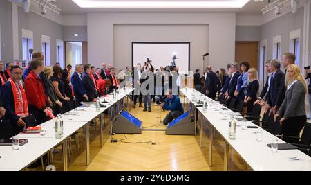 Hannover, Deutschland. September 2024. Vertreter von Volkswagen (r) und IG Metall (l) stehen am Beginn der Tarifverhandlungen im Schloss Herrenhausen. Quelle: Julian Stratenschulte/dpa/Alamy Live News Stockfoto