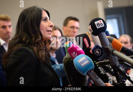 Hannover, Deutschland. September 2024. Daniela Cavallo, Vorsitzende des VW-Generalbetriebsrats, spricht vor Beginn der Tarifverhandlungen zwischen Volkswagen und IG Metall auf Schloss Herrenhausen. Quelle: Julian Stratenschulte/dpa/Alamy Live News Stockfoto