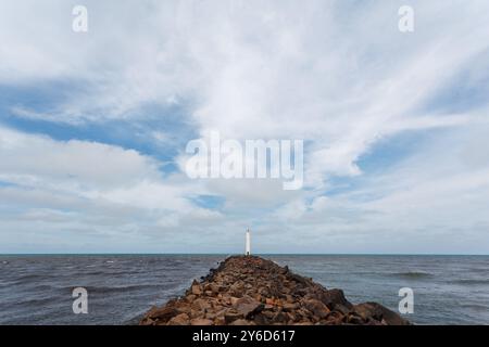 Südlicher Leuchtturm des Flusses Mampituba auf den Steinmaulmeilen, Steinpier, Molhes Beach (praia dos molhes), Torres, Rio Grande do Sul Brasilien Stockfoto