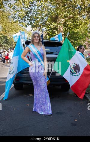 Eine attraktive argentinische Frau mit Krone und Schärpe, die "Miss Argentina" sagt. Zu Beginn der Hispanic Heritage Parade in Jackson Heights, Queens, NY. Stockfoto