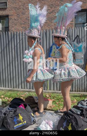 Vor dem Beginn der Hispanic Heritage Parade 2024 passen bolivianische Frauen ihre aufwendigen Kostüme in Jackson Heights, Queens, New York an. Stockfoto