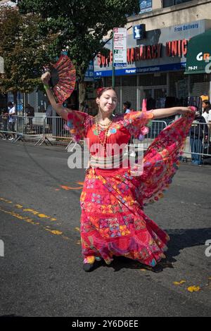 Eine anmutige attraktive Tänzerin, wahrscheinlich südamerikanisch, bei der Hispanic Heritage Parade 2024 auf der 37th Avenue in Jackson Heights, Queens, New York. Stockfoto