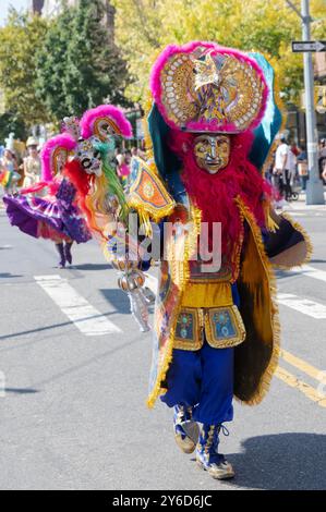 Bolivianische Tänzer in erstaunlichen ethnischen Kostümen marschieren 2024 bei der Hispanic Heritage Day Parade in Queens, New York. Stockfoto