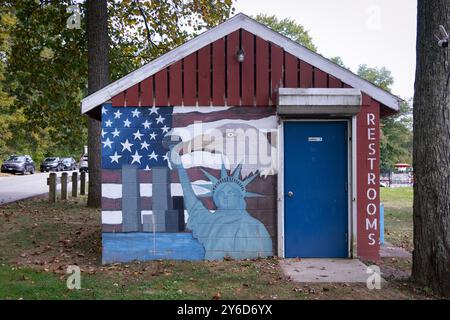 Die Toilette im Putnam Valley Town Park mit patriotischen Gemälden der Volkskunst. In Putnam County, New York. Stockfoto