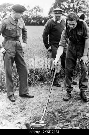 ARMY BOMB DISPOSAL EXPERTS IN CHARLTON, DORSET; 20. JULI 1963 Stockfoto