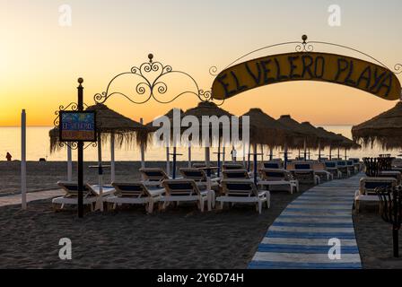 Torremolinos, Spanien - 20. September 2023: Blick auf El Velero playa in Torremolinos, Malaga, Costa del Sol, Spanien Stockfoto