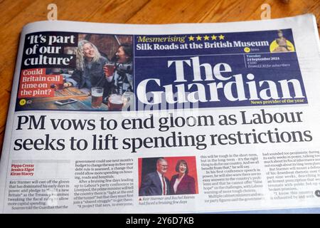 Keir Starmer 'PM schwört, die Dunkelheit zu beenden, während Labour versucht, lebenslange Ausgabenbeschränkungen einzuschränken' Guardian-Zeitung Schlagzeile auf der Titelseite konferenzartikel London UK Stockfoto