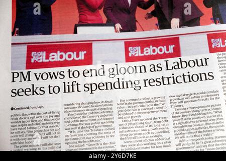 Keir Starmer: „PM schwört, die Dunkelheit zu beenden, während Labour nach lebenslangen Ausgabenbeschränkungen sucht“ in der Zeitung Guardian Headline Conference-artikel London UK Britain Stockfoto