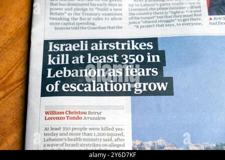 "Israelische Luftangriffe töten mindestens 350 im Libanon, da die Angst vor einer Eskalation wächst" titelt die Zeitung Guardian über Israel war artikel 24 September 2024 London Stockfoto