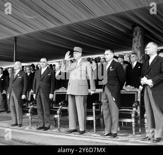 14. JULI 1963 DER FRANZÖSISCHE PRÄSIDENT CHARLES DE GAULLE WÄHREND DER FEIERLICHKEITEN ZUM BASTILLE-TAG MIT PREMIER GEORGES POMPIDOU ZU SEINER LINKEN UND JACQUES CHABAN-DELMAS ZU SEINER RECHTEN. PARIS, FRANKREICH. Stockfoto