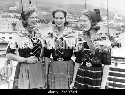 PRINZESSINNEN MARGRETHE, BENEDIKTE UND ANNE-MARIE IN NATIONALKOSTÜMEN, FÄRÖER-INSELN / ; 13. JULI 1963 Stockfoto