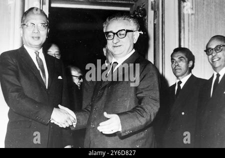 ITALIENISCHER PREMIER GIOVANNI LEONE MIT UN-GENERALSEKRETÄR U THANT IN ROM, ITALIEN; 11. JULI 1963 Stockfoto