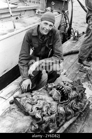 AM 11. JULI 1963 FAND DER TAUCHER LENNART CARLBOM MIT EINEM GILDENLÖWEN AUF DEM FUNDORT DES WIEDERGEWONNENEN SCHWEDISCHEN KRIEGSSCHIFFS VASA, DAS 300 JAHRE NACH SEINER VERSENKUNG IN DER TIEFSEE VOR STOCKHOLM, SCHWEDEN, GEFUNDEN WURDE. Stockfoto