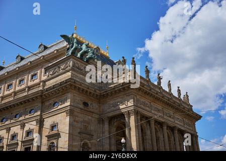 Dachdekorationen und Trigastatuen am Nationaltheater (Narodni divadlo), historisches Opernhaus in Prag, Tschechische Republik Stockfoto