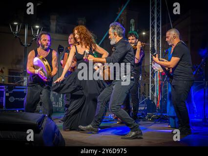 Mauro Durante (Rear) und seine Band Canzoniere Grecanico Salentino (CGS) treten in Alessano, Provinz Lecce, Apulien auf. Italien. Die Band spielt Pizzica Stockfoto